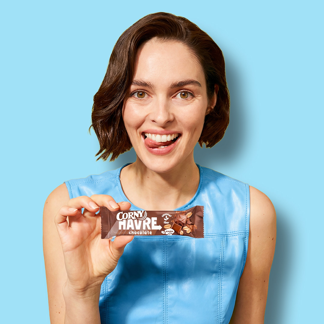 Woman eating Corny Havre